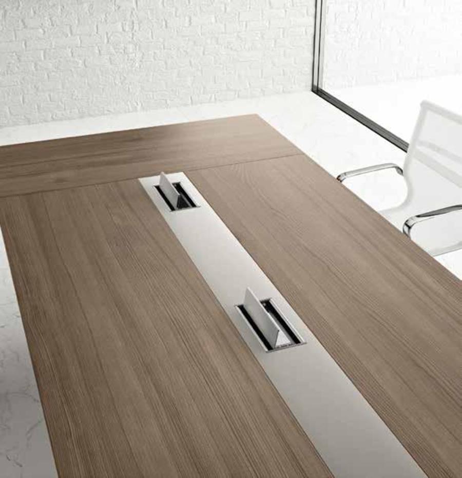dettagli scrivania in legno