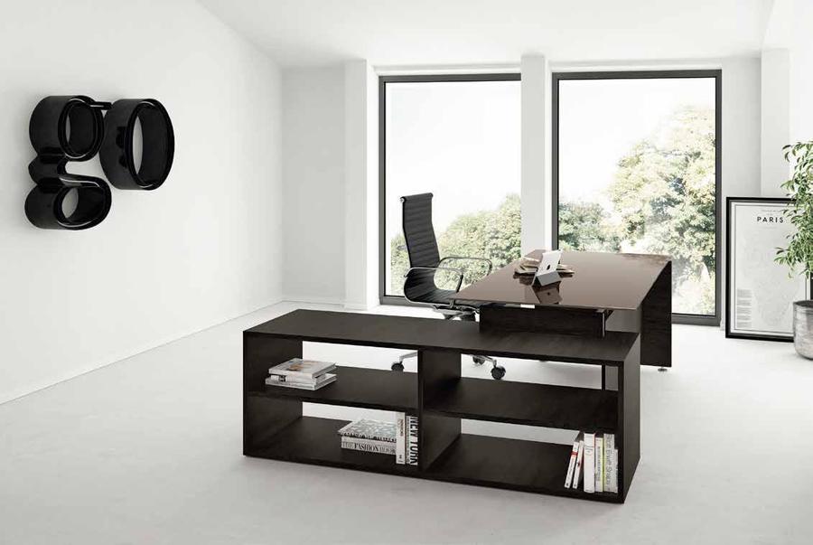 scrivania in legno scuro con mobiletto