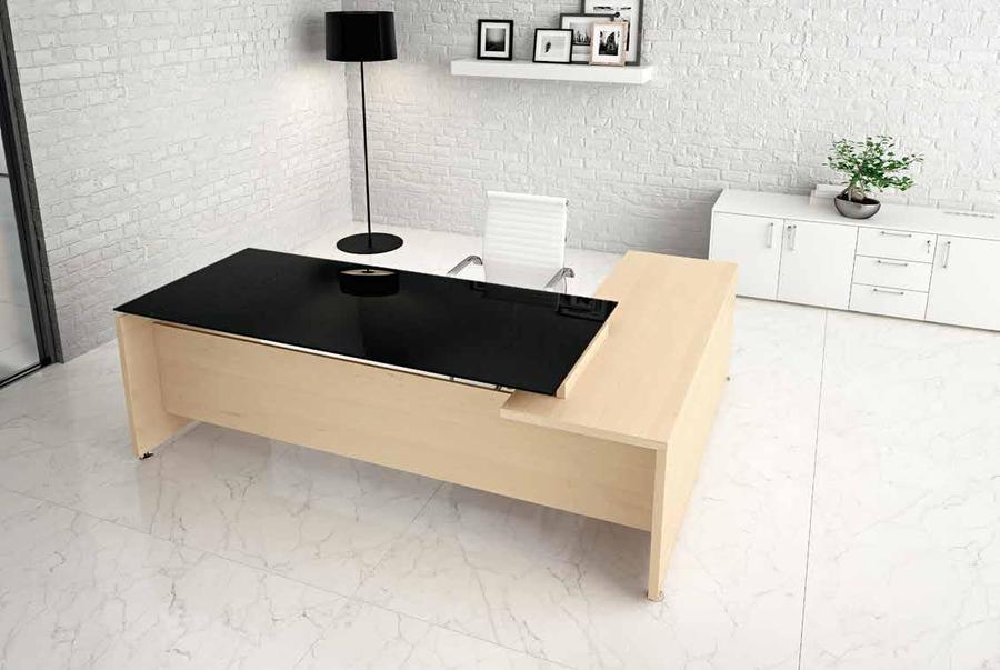 scrivania in legno chiaro angolare