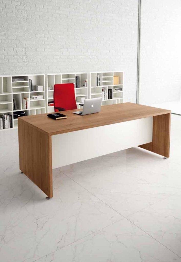 scrivania con poltrona rossa vista frontale