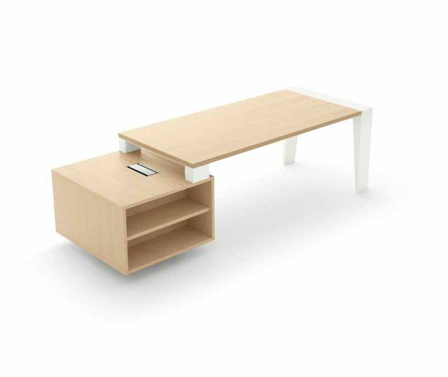 Uffici Colombini modello Go scrivania in legno chiaro