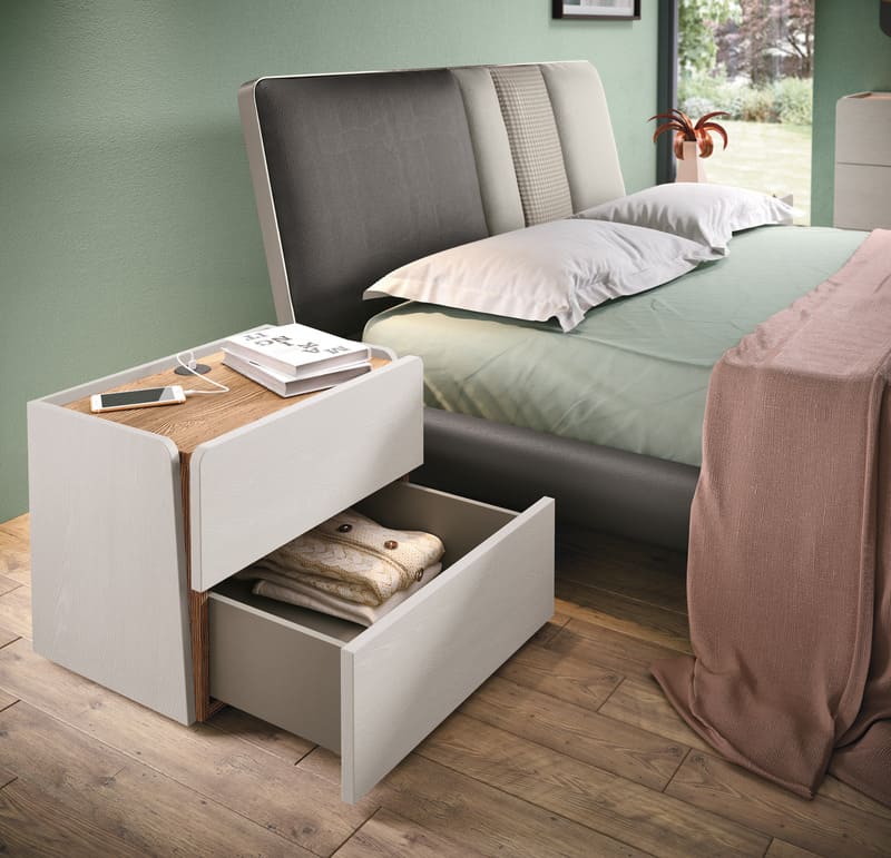 Camera da letto Corso11 Sipario letto beige comodino bianco