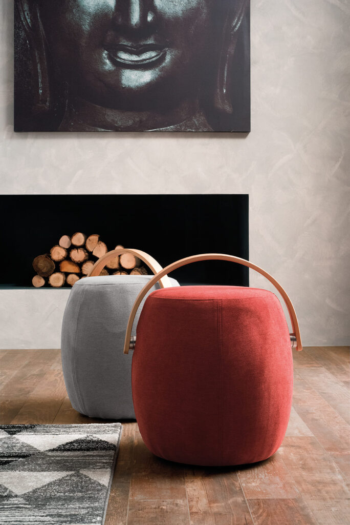 LOU POUF TESSUTO BORDEAUX GRIGIO AMBIENTATA